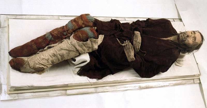 Фотографија приказује мумуфициране остатке нађене у Кини, по ДНК одговарају словенском типу, више хиљада мумија је нађено и истраживања су забрањена од стране кинеске владе
