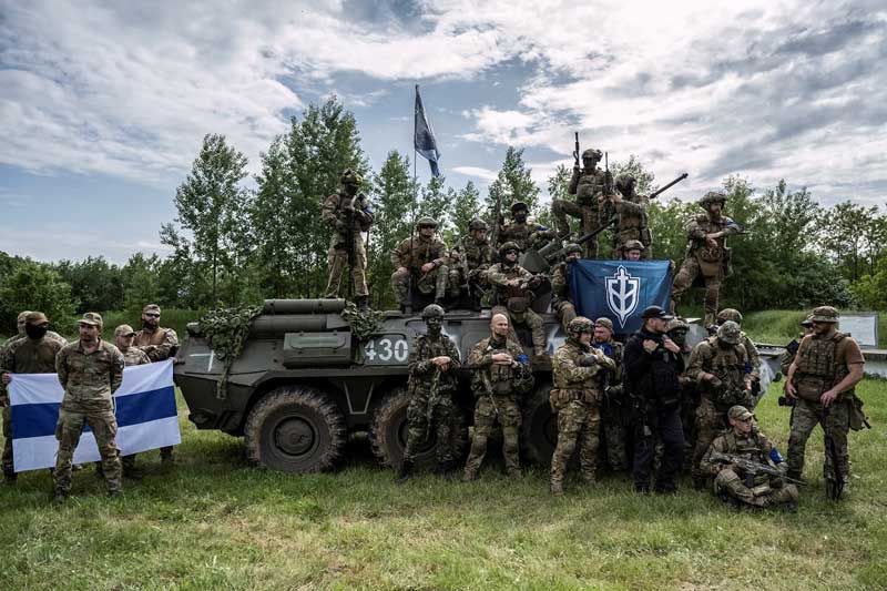 Много је било добровољаца у Украинској војсци, овде на фотографији су Белоруси. Занимљиво је да је 20220. године по испитивању у Белорусији, 60% њихове војске било против рата са Украином. Наравно, пропаганда је све добровољце називала плаћеницима.