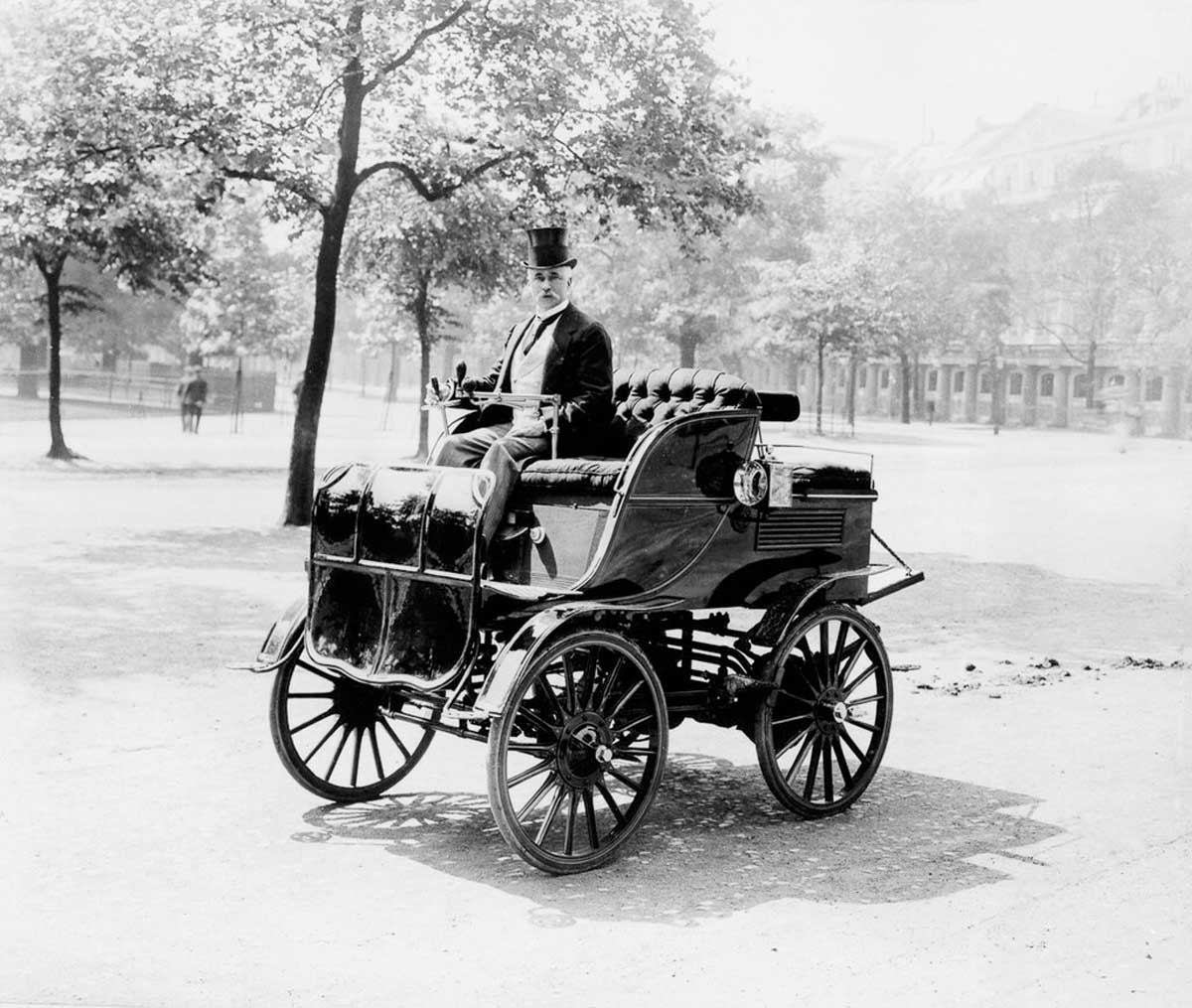 Роџер Волес у свом електичном аутомобилу, 1899. Али више приличи назвати их чезама.